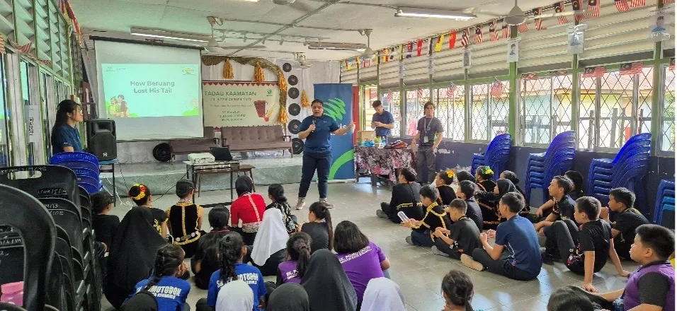 Maxis spreads Kaamatan joy with a series of festive themed community engagements in Sabah — 2